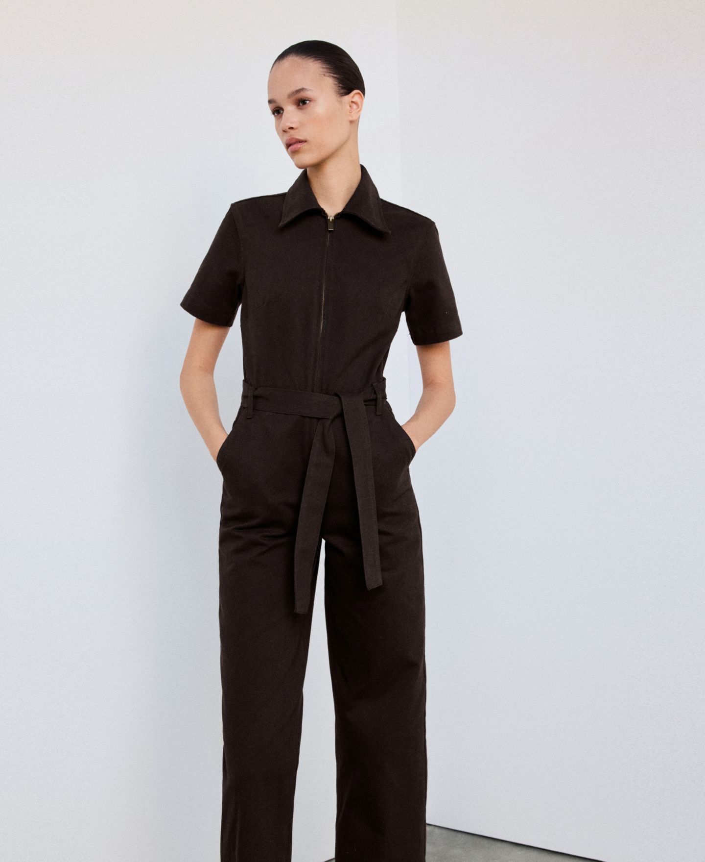 Женский комбинезон Mango Short-Sleeve Notched-Lapel Denim Belt Jumpsuit, цвет: Шоколадный — фото 5