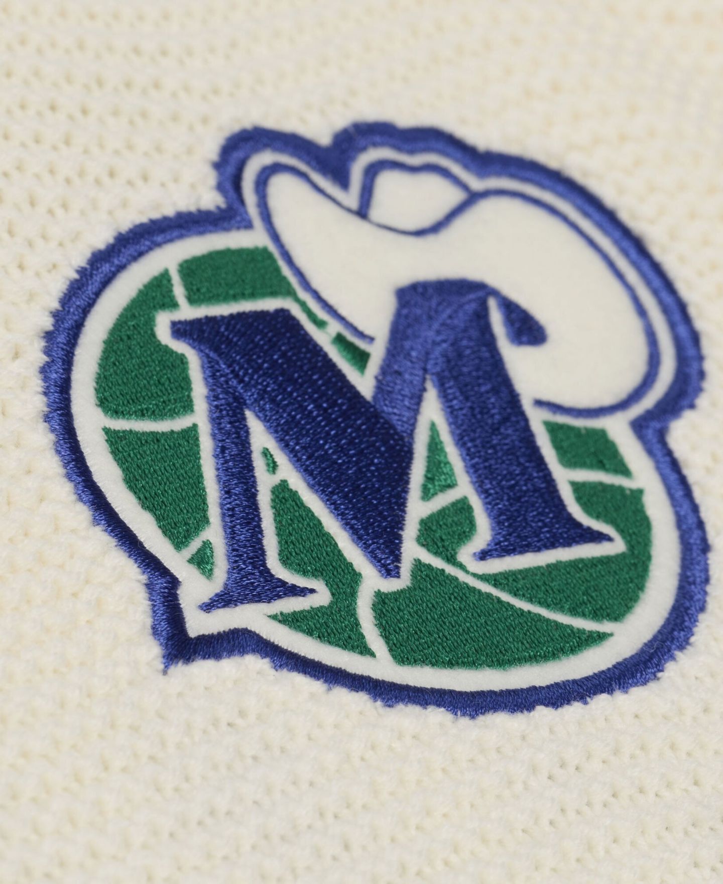 Мужской свитер Mitchell & Ness Mitchell Ness Cream Dallas Mavericks Hardwood Classics Retro Roots Short-Sleeve Sweater Jersey — фото 7