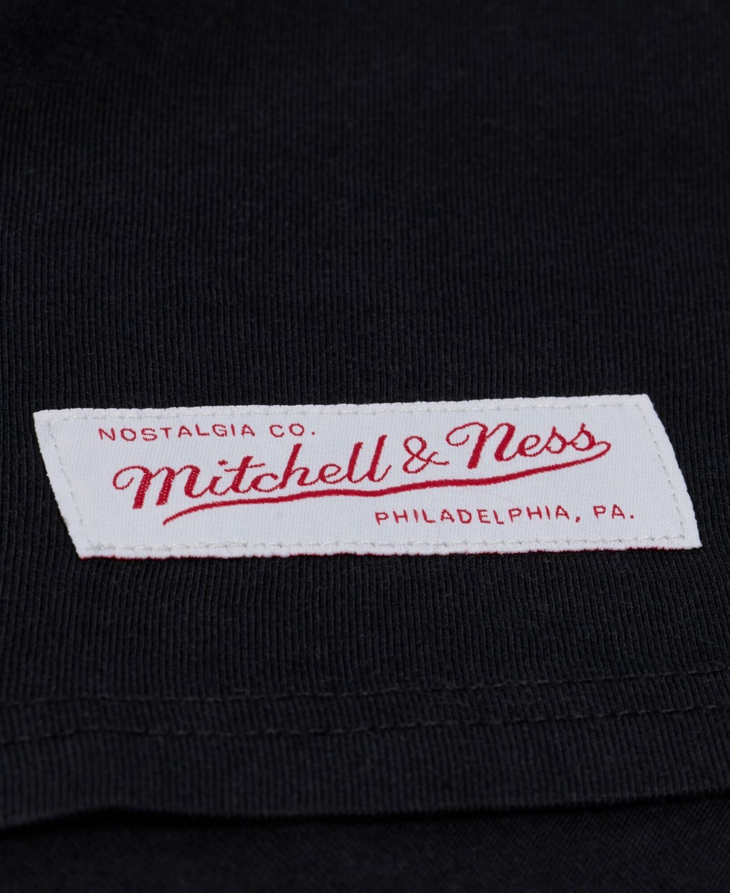 Женская футболка Mitchell & Ness Mitchell Ness Black Denver Broncos Core Essentials Micro Logo Boxy Crop — фото 4