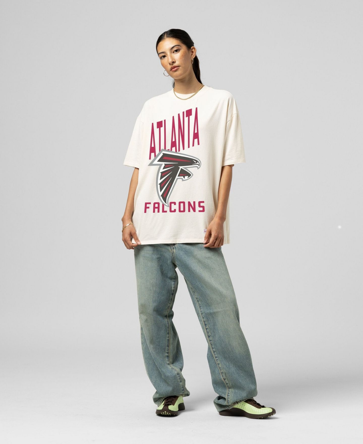 Женская футболка Mitchell & Ness Cream Atlanta Falcons Logo Rise Boyfriend — фото 1
