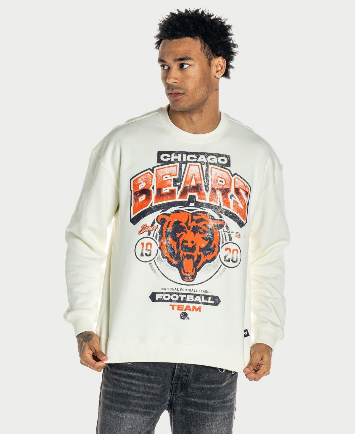 The Wild Collective Men's and Women's Cream Chicago Bears Graphic Sweatshirt - Cream