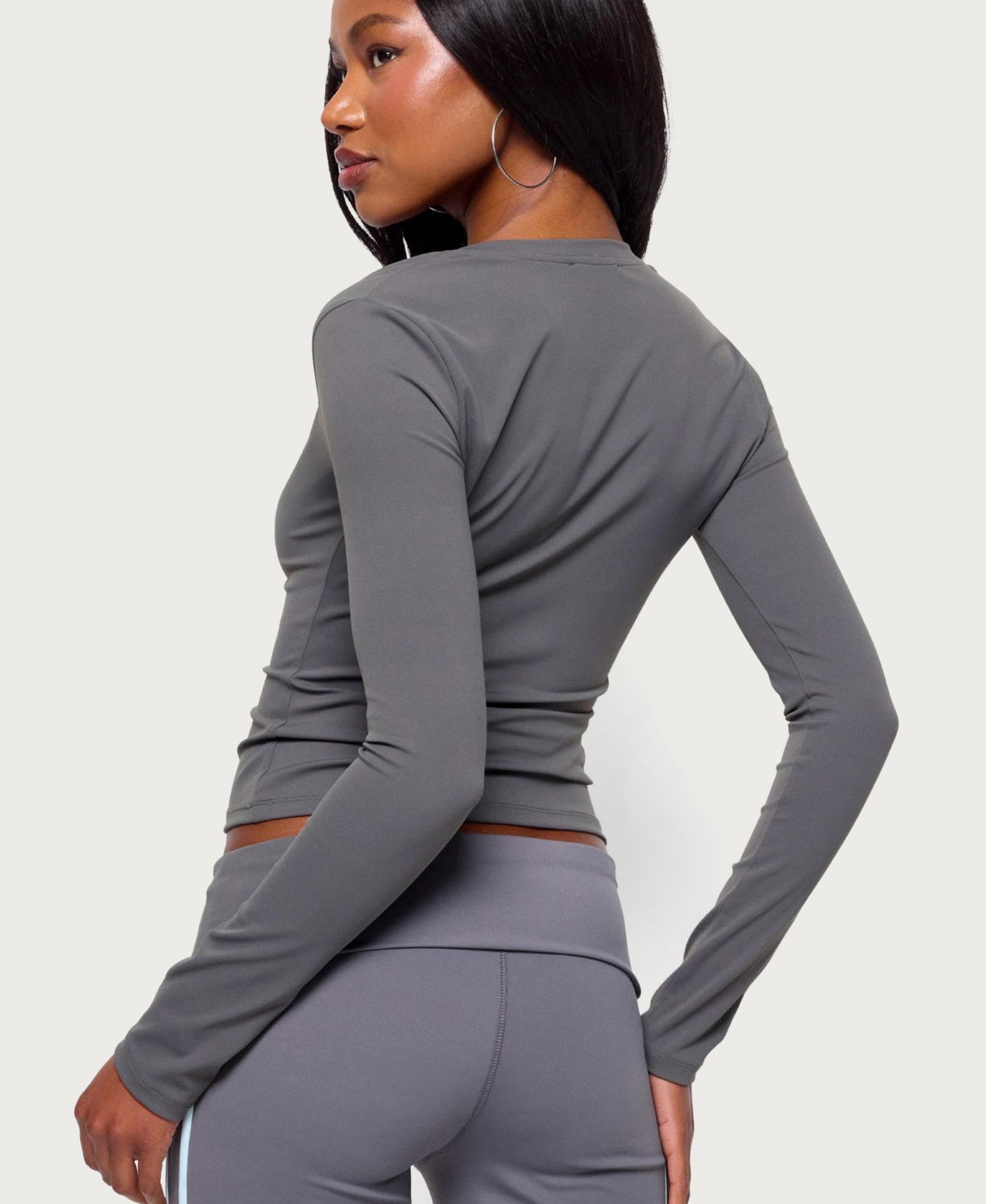Женский топ Edikted Ferne Long-Sleeve V-Neck Fitted, цвет: Угольный — фото 2