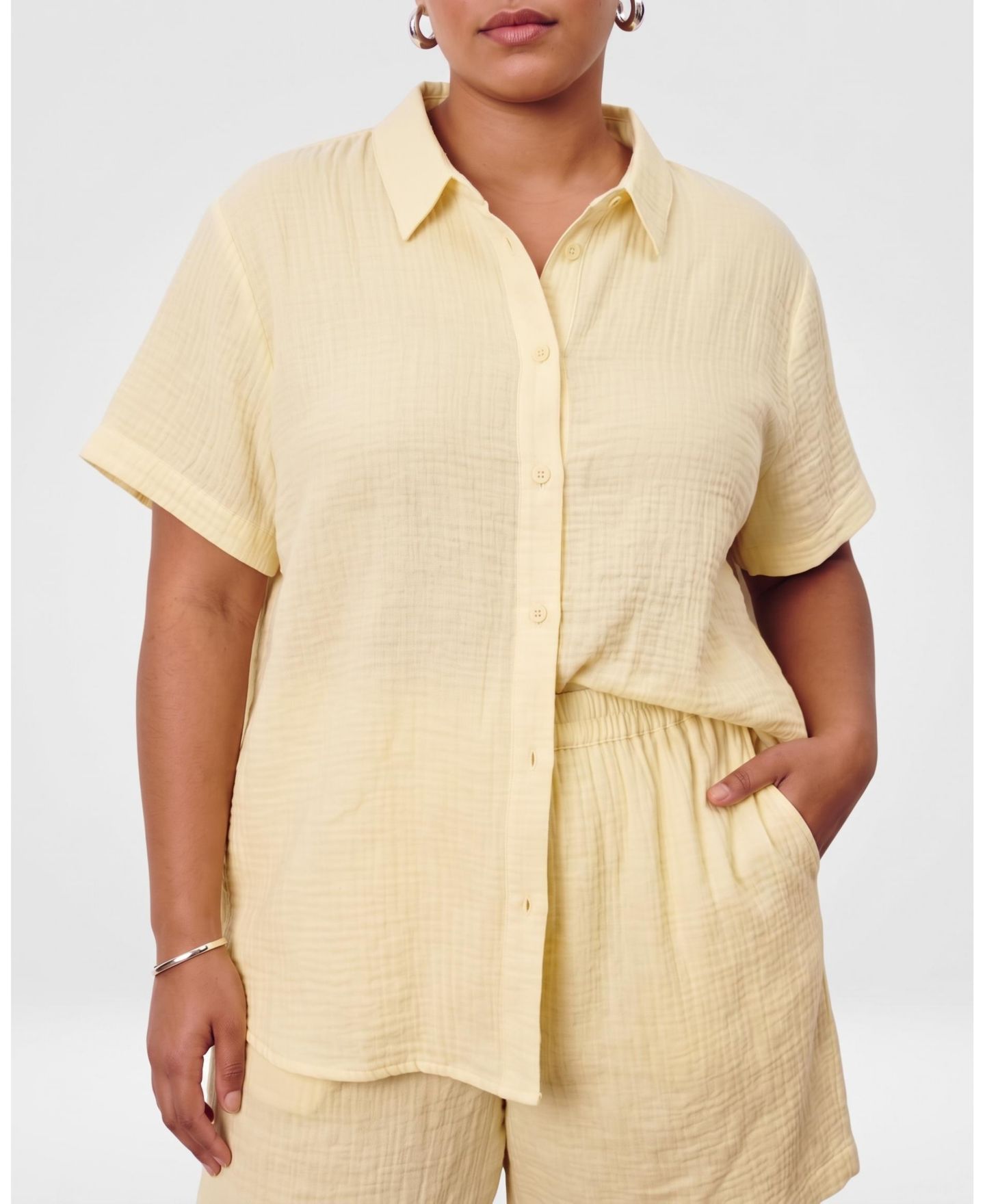 Женская рубашка Universal Standard Plus Size Luxe Cotton Gauze Short-Sleeve Beach, цвет: Pale Daffodil — фото 5