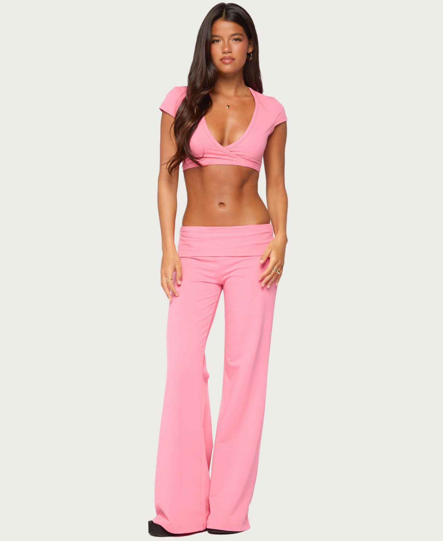 Женский топ Edikted Laverne Wrap V-Neck Short-Sleeve Crop, цвет: Розовый — фото 2