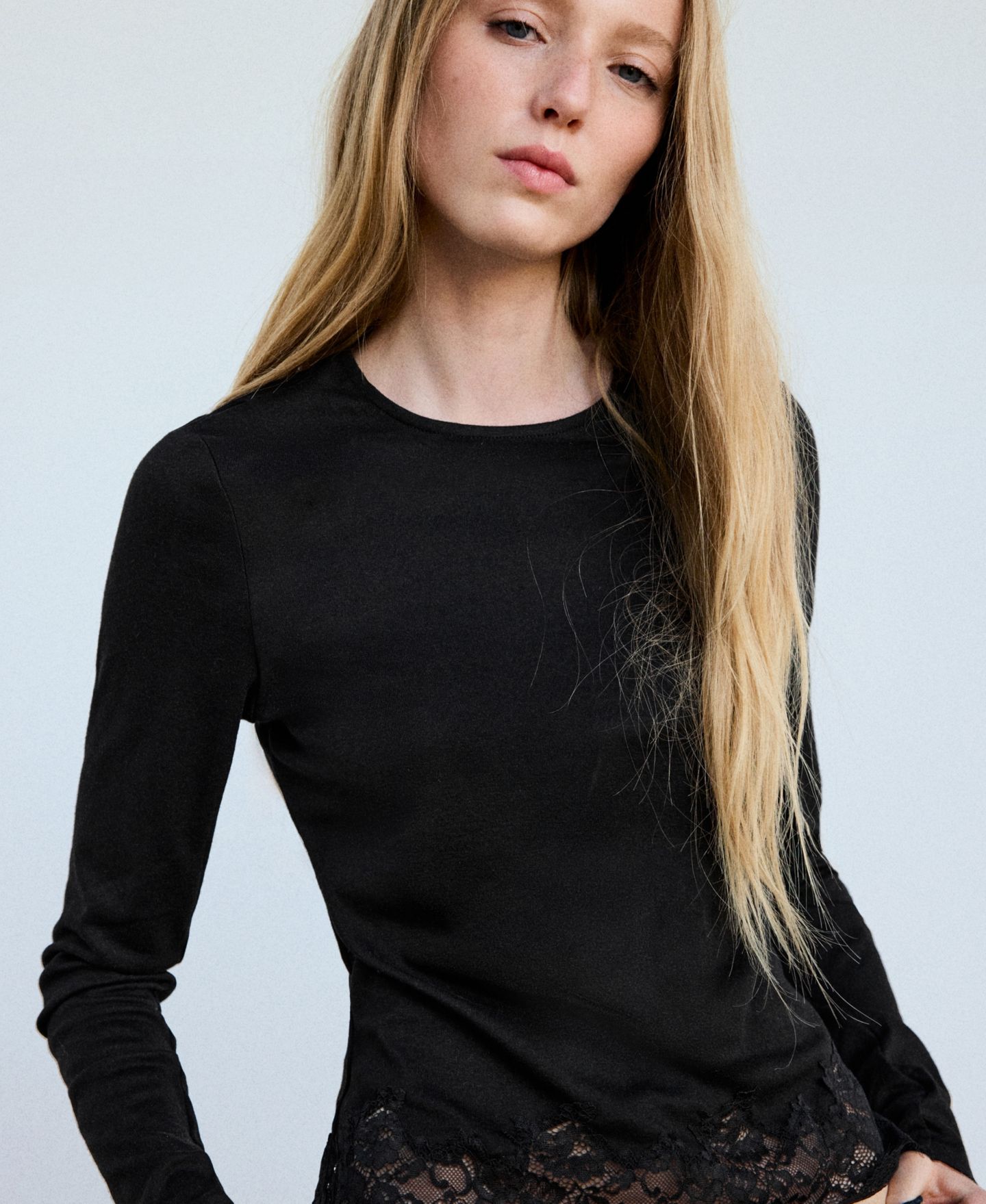 Женская футболка Mango Lace Trim Long-Sleeve Crewneck, цвет: Чёрный — фото 3