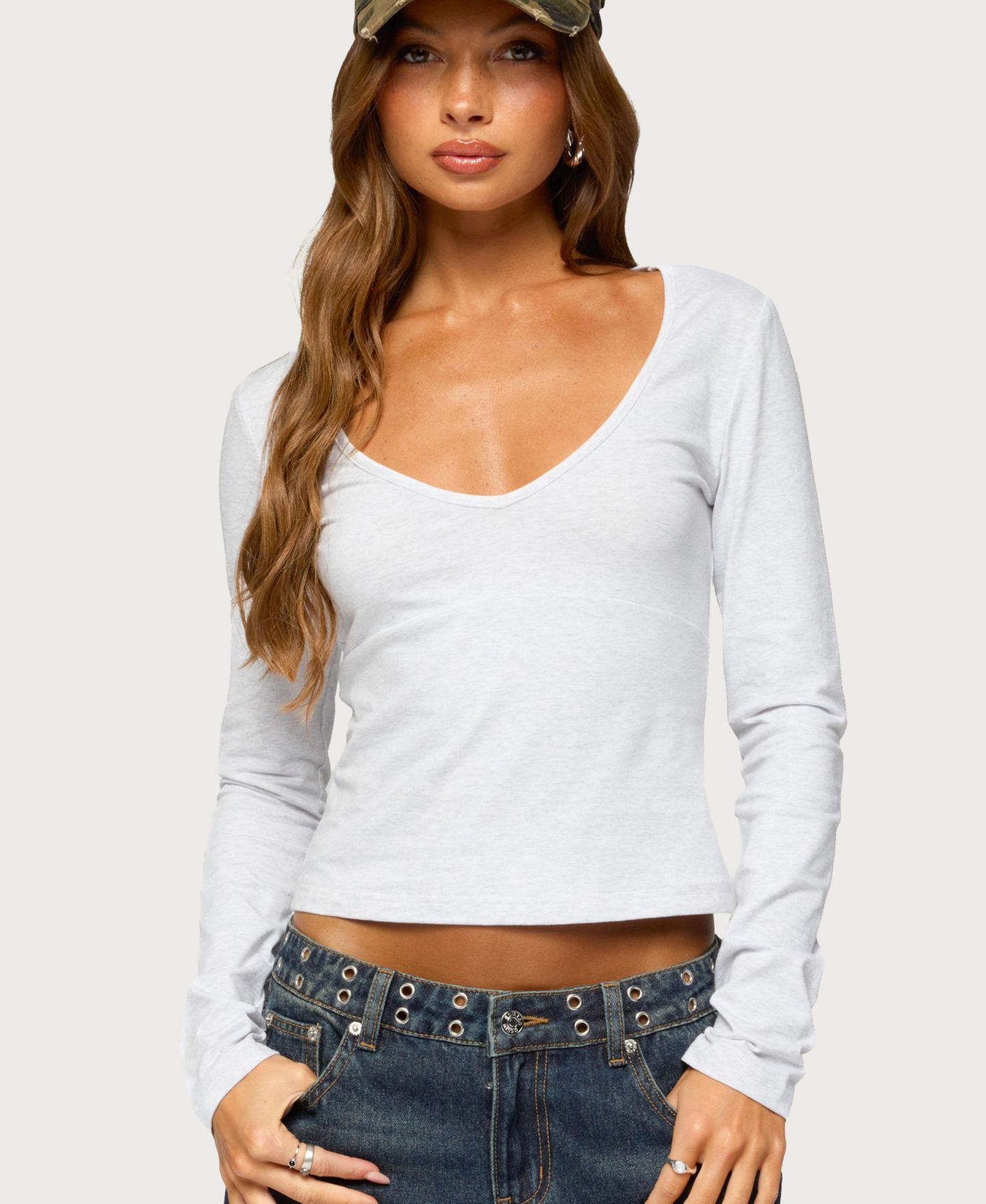 Женская футболка Edikted Feva Long-Sleeve V-Neck Crop, цвет: Светлый серый меланжевый — фото 1