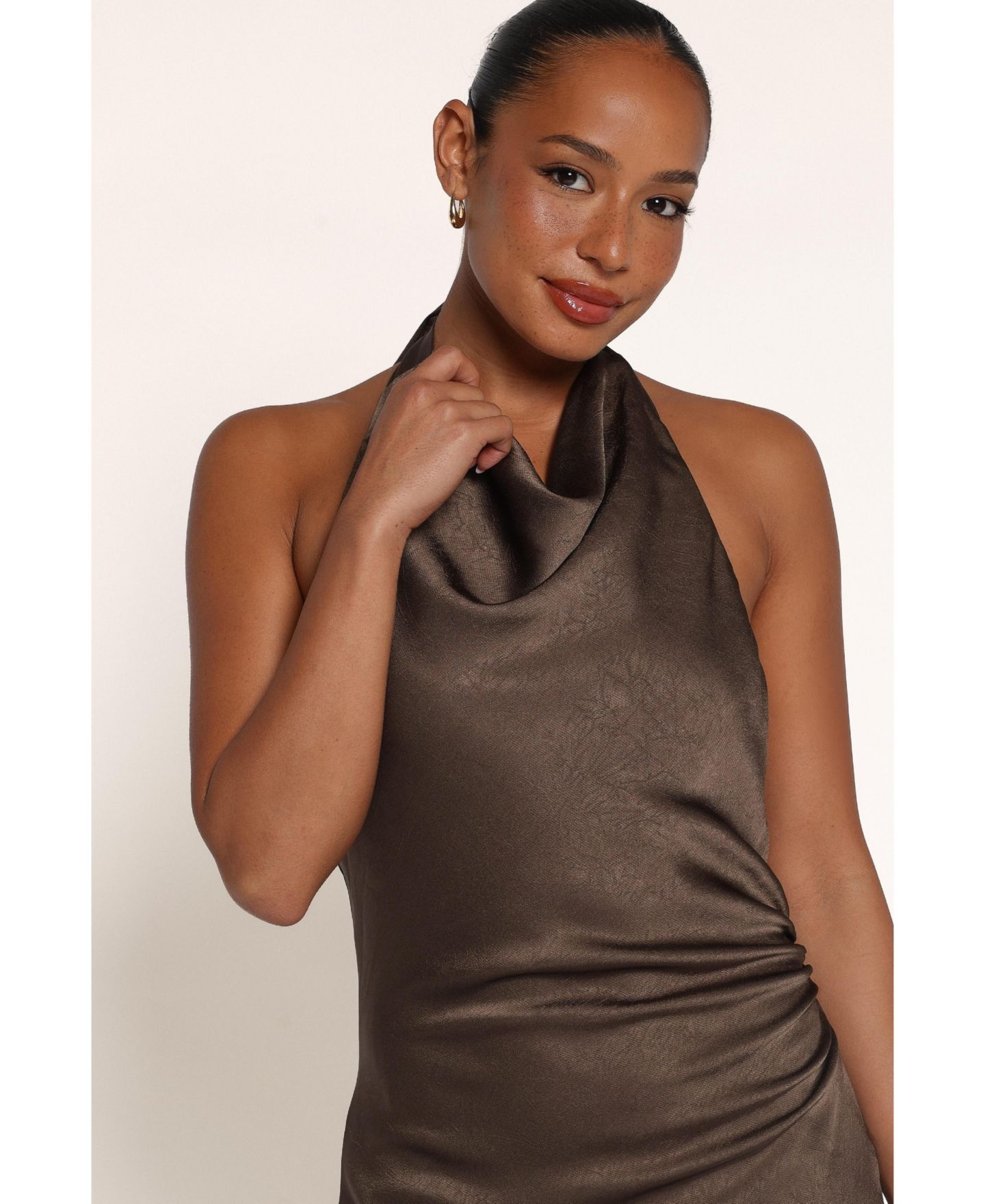 Женское платье Petal and Pup Briellen Cowl Halter Ruched Midi, цвет: Оливковый — фото 4