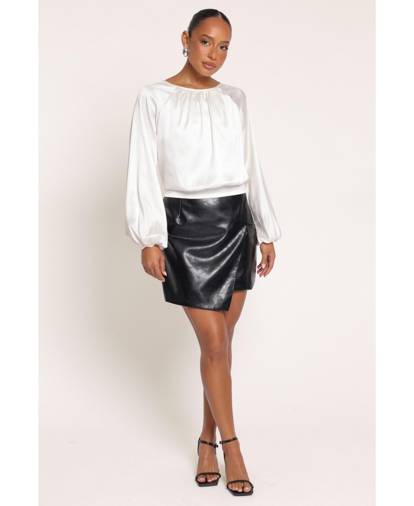 Женская блузка Petal and Pup Remi Open Back Long Sleeve Satin, цвет: Кремовый — фото 2