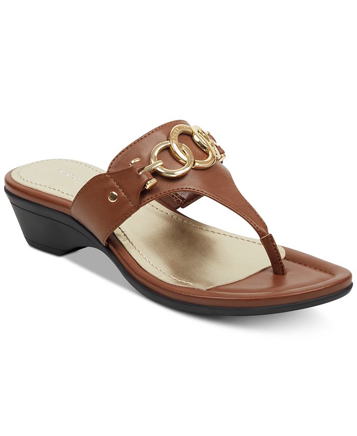 Marc fisher 2025 ariana thong sandals