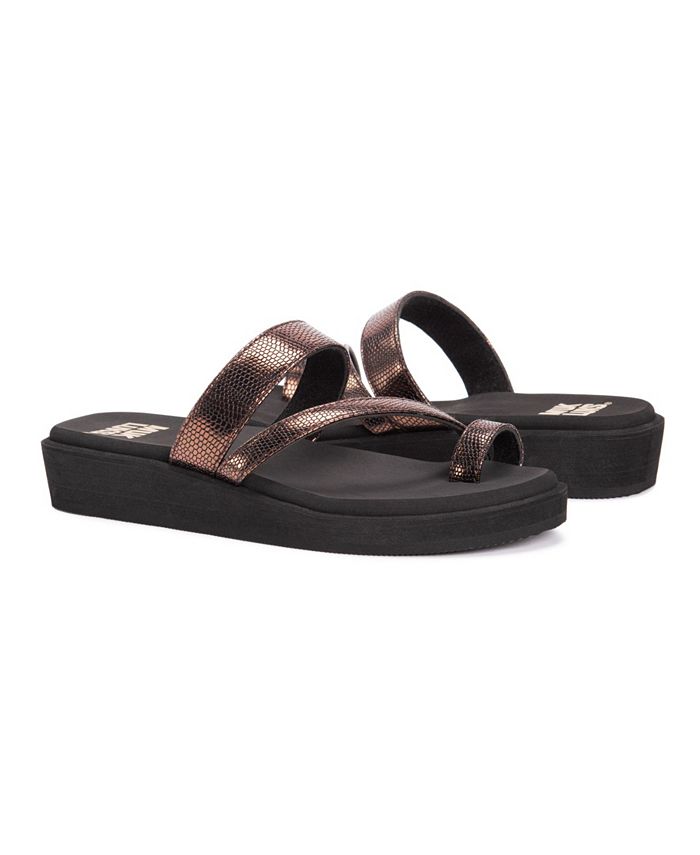 muk luks pitch solo wedge