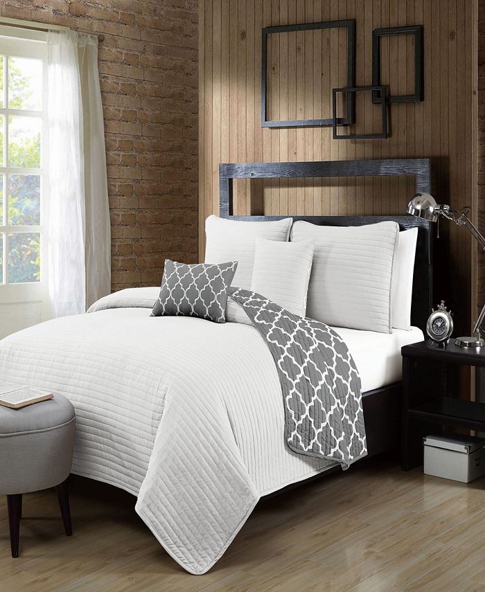 Avondale Manor - Griffin 4pc Twin Solid with Quatrafoil Reverser Quilt Set with Throw Pillows