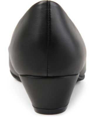 Women's Saar Round Toe Kitten Heel Pumps