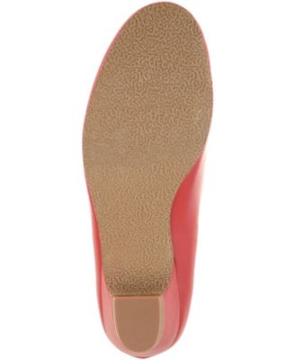 Women's Saar Round Toe Kitten Heel Pumps