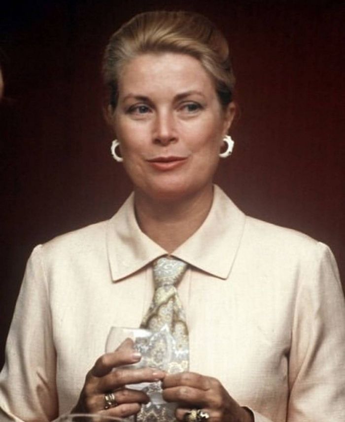 Grace top kelly earrings