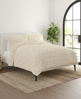 ienjoy Home Ultra Soft Damask Pattern Lightweight Quilted Coverlet Set, Twin