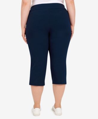 Plus Size Essentials Solid Pull-On Capri Pants with Detailed Split Hem