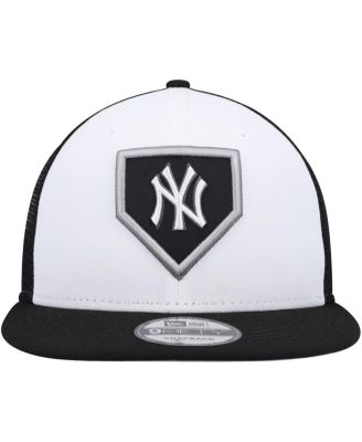 Men's White and Black New York Yankees 2022 Clubhouse Trucker 9FIFTY Snapback Hat