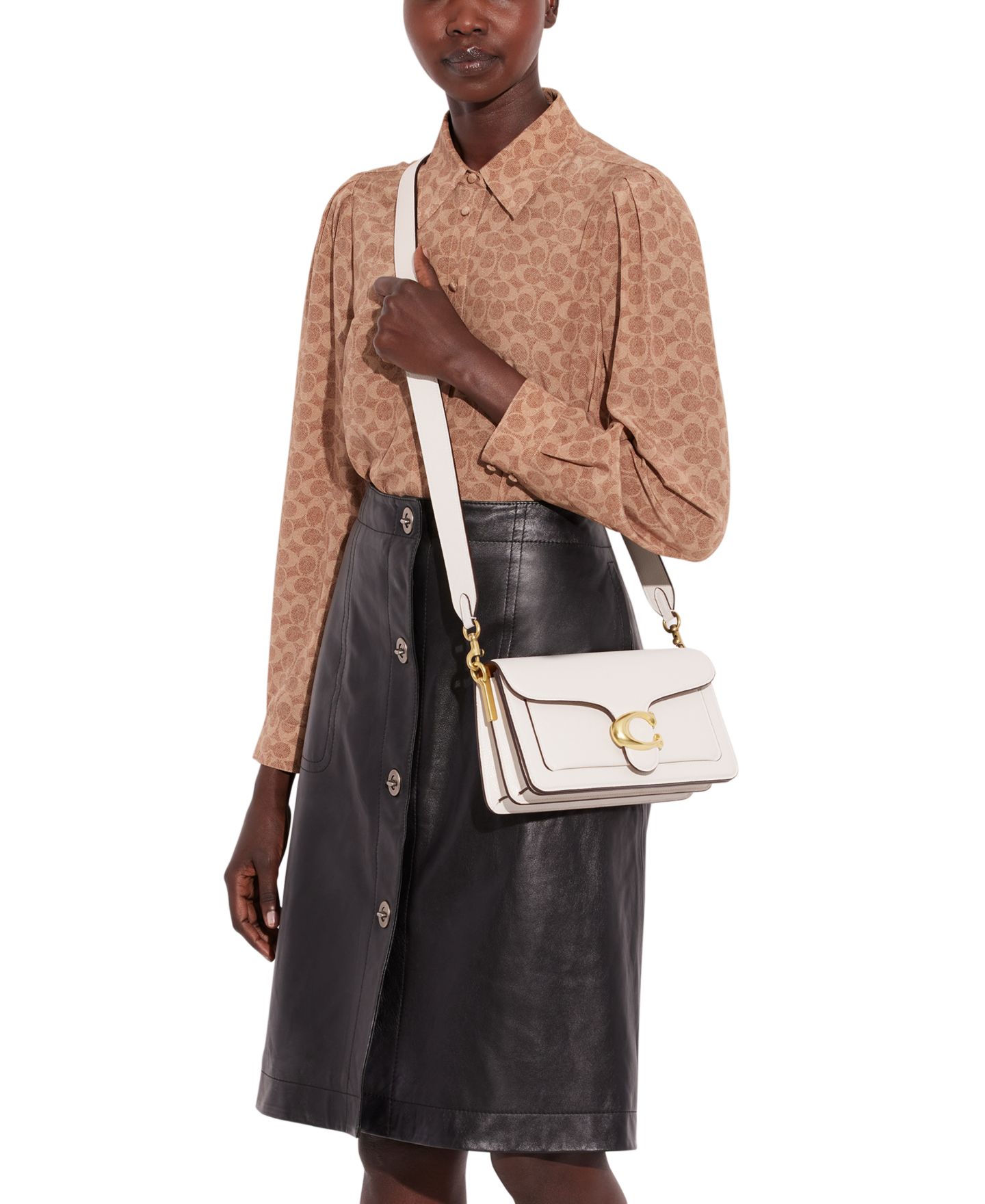 Женская сумка COACH Tabby Medium Polished Pebble Leather Shoulder 26, цвет: Латунный / Меловой — фото 4