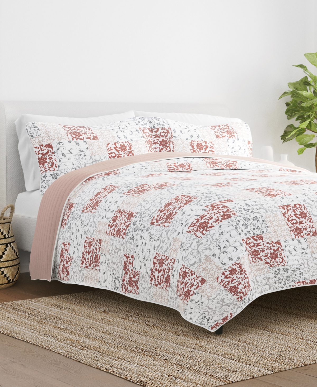 Ienjoy Home All Season 3 Piece Scrolled Patchwork Reversible Quilt Set, King/california King In Blush