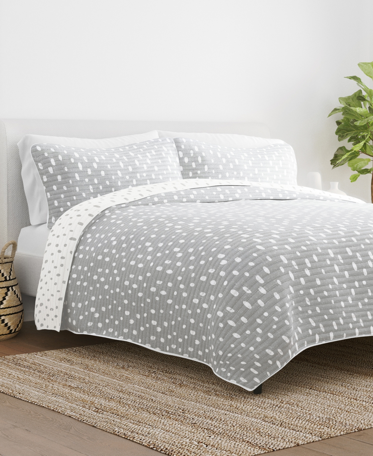 Ienjoy Home All Season 2 Piece Painted Dots Reversible Quilt Set, Twin/twin Xl In Light Gray