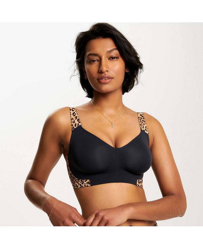Courtney looks striking in the Beyond Bra in new Midnight Navy. She wears a  size Large in Evelyn & Bobbie as a 40D.