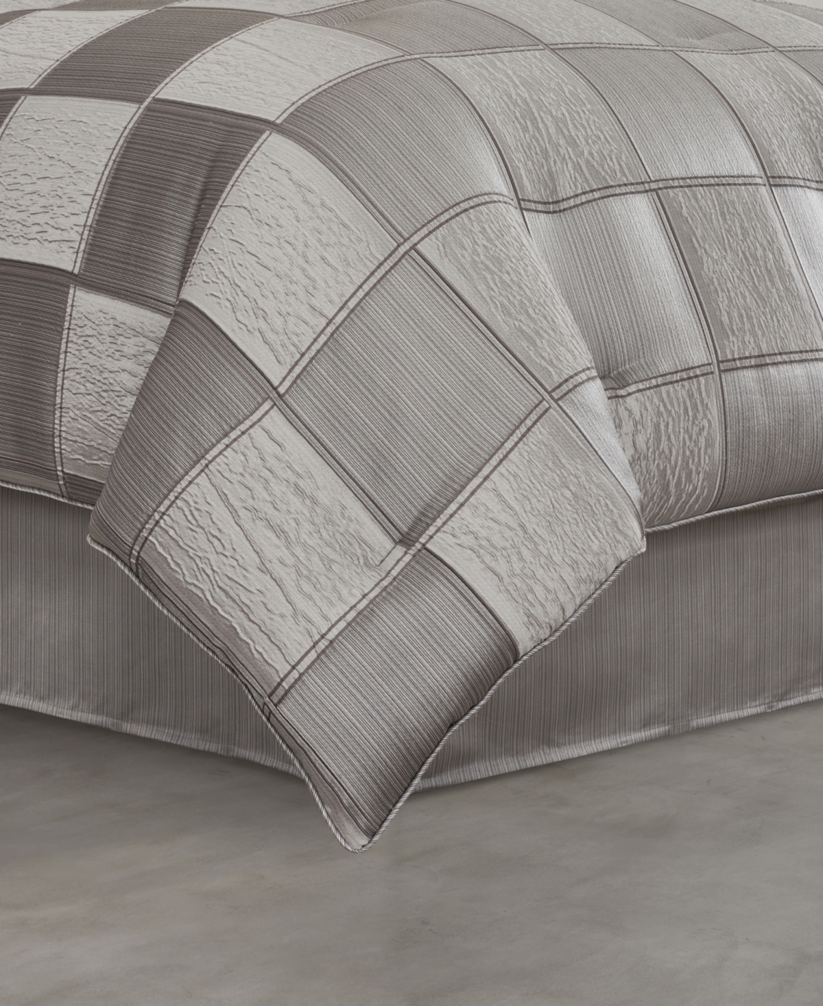 J Queen New York Brando 4 Piece Comforter Set, California King