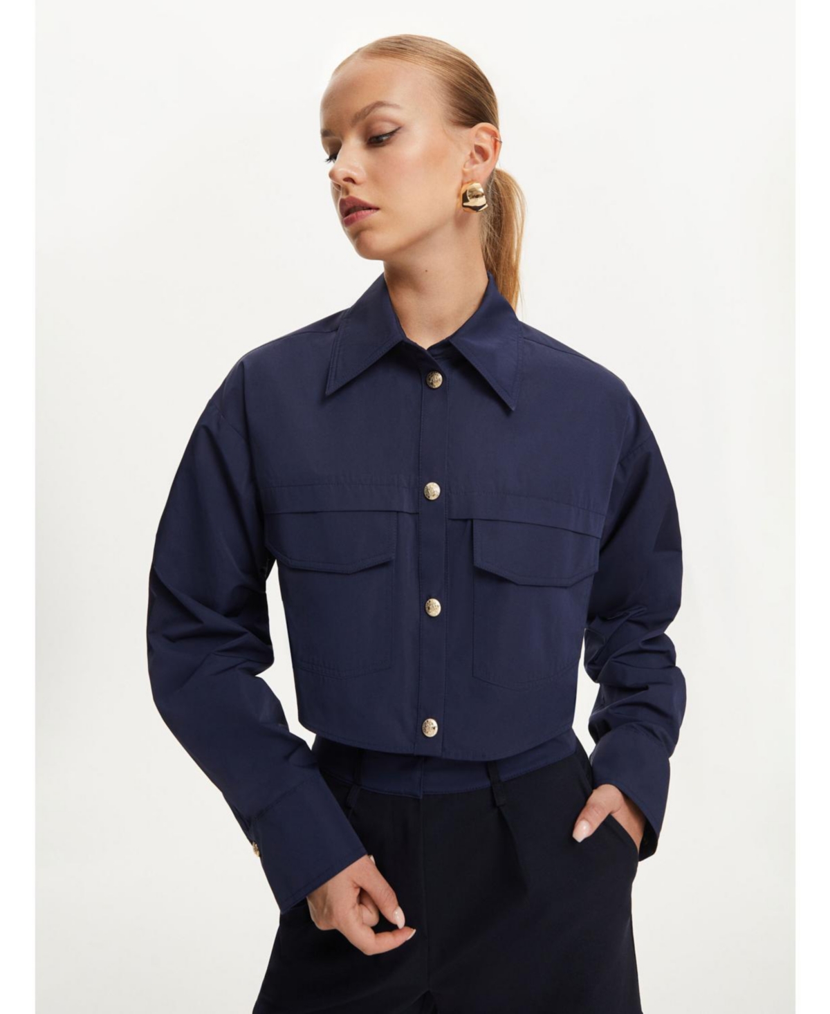 Shop Nocturne Women's Multi-pocket Cropped Shirt In Navy Blue