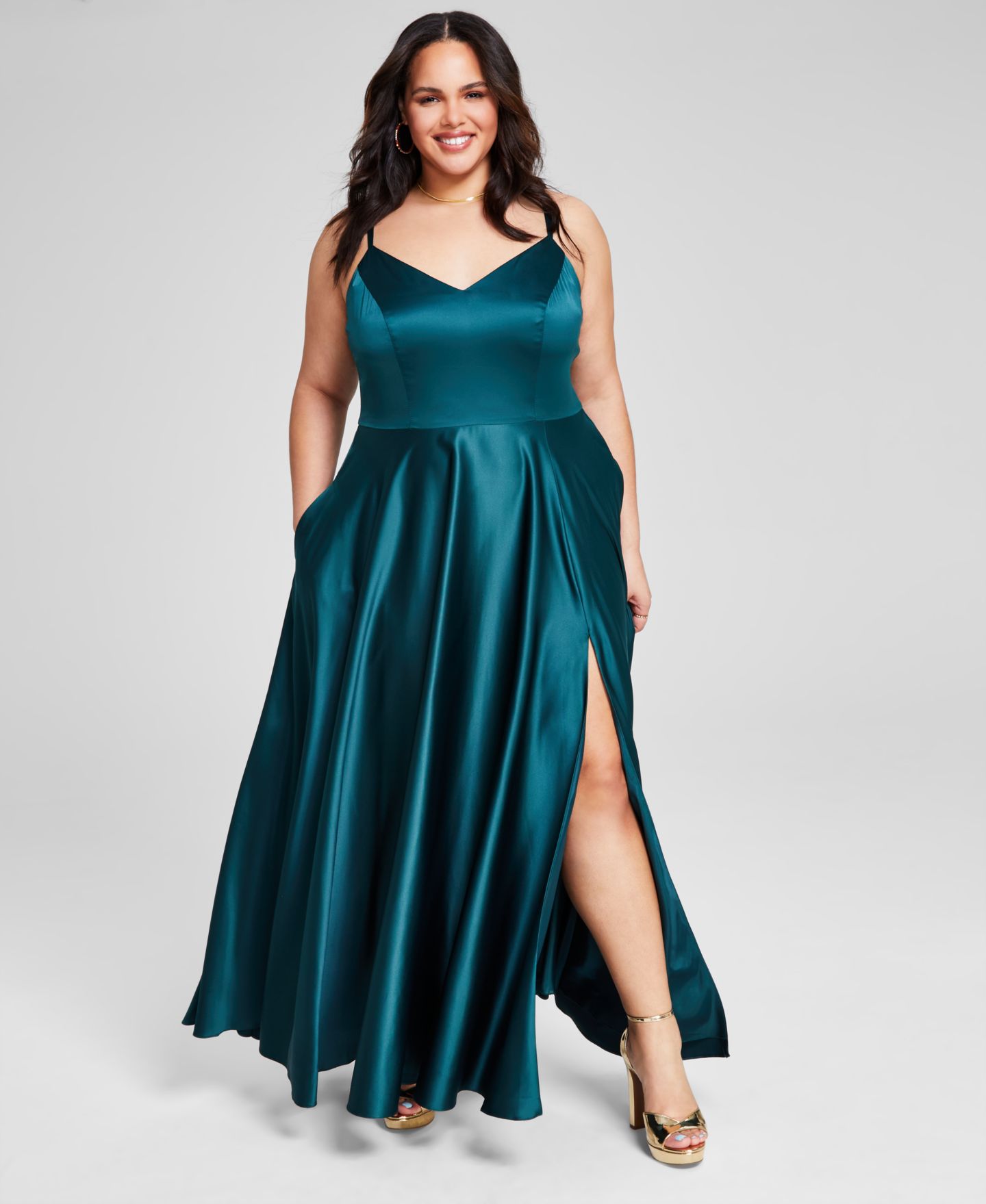 Женские платья B Darlin Trendy Plus Size Satin Sleeveless Front-Slit Gown, цвет: Чёрный — фото 1