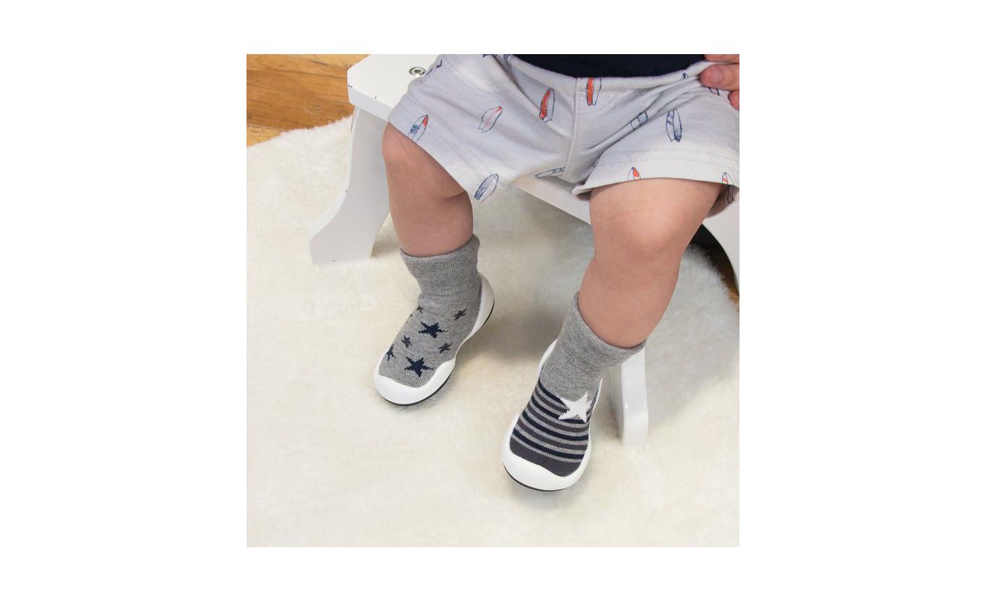 Обувь Komuello Infant Girl Boy First Walk Sock Shoes Stars & Stripes - Grey, цвет: Тёмный серый — фото 3