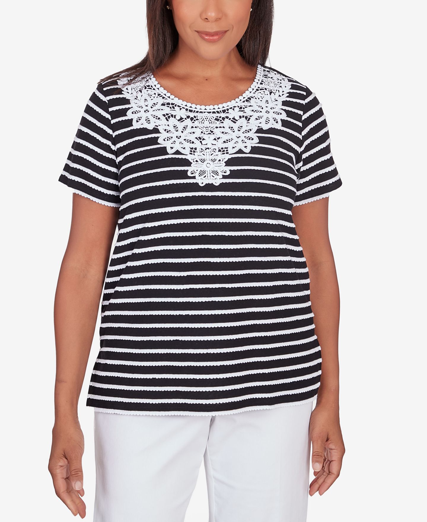 Женская футболка Alfred Dunner Classic Neutrals Lace Neck Striped Split Hem, цвет: Чёрный / Белый — фото 1