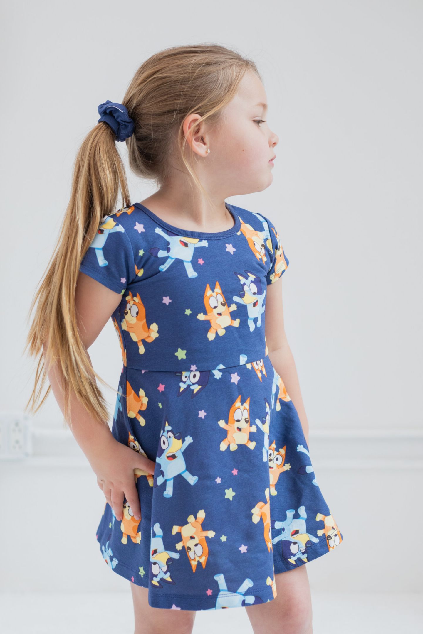 Платья Bluey 2-Piece Skater Dress and Scrunchie Set для девочек, цвет: Тёмно-синий — фото 3