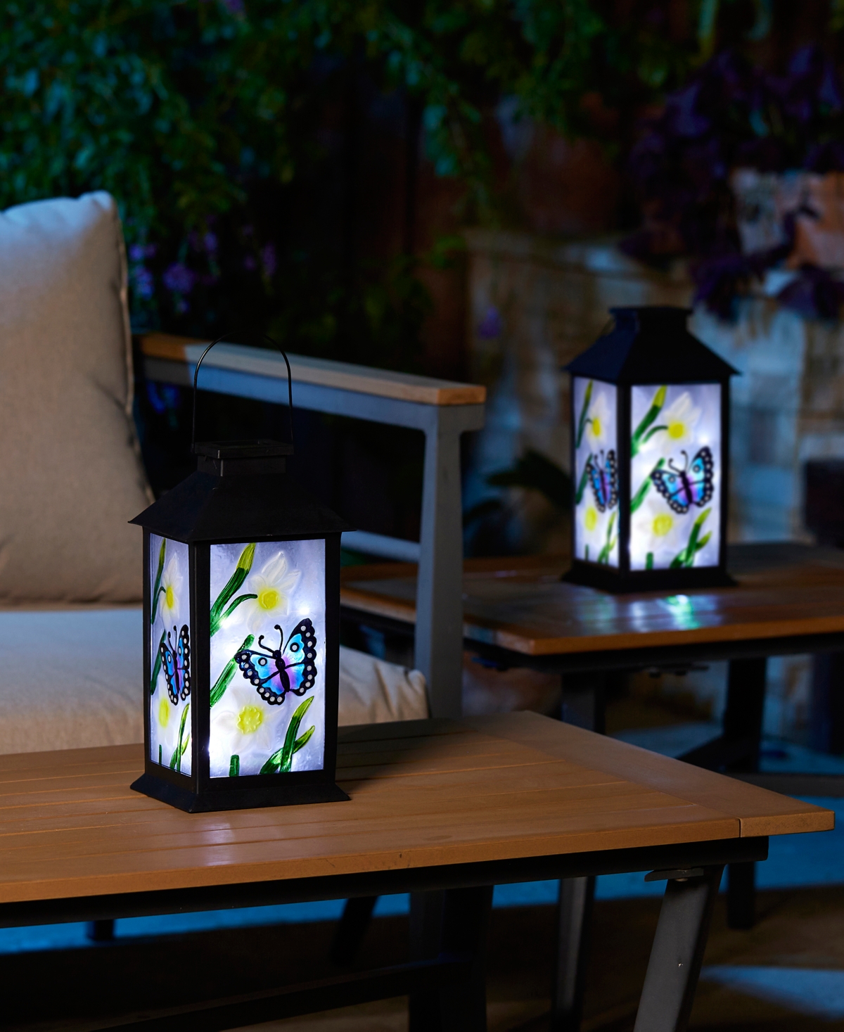 Glitzhome H Set of 2 Stylish Textured Glass with Butterfly and Flower Pattern Solar Powered Hanging Lantern