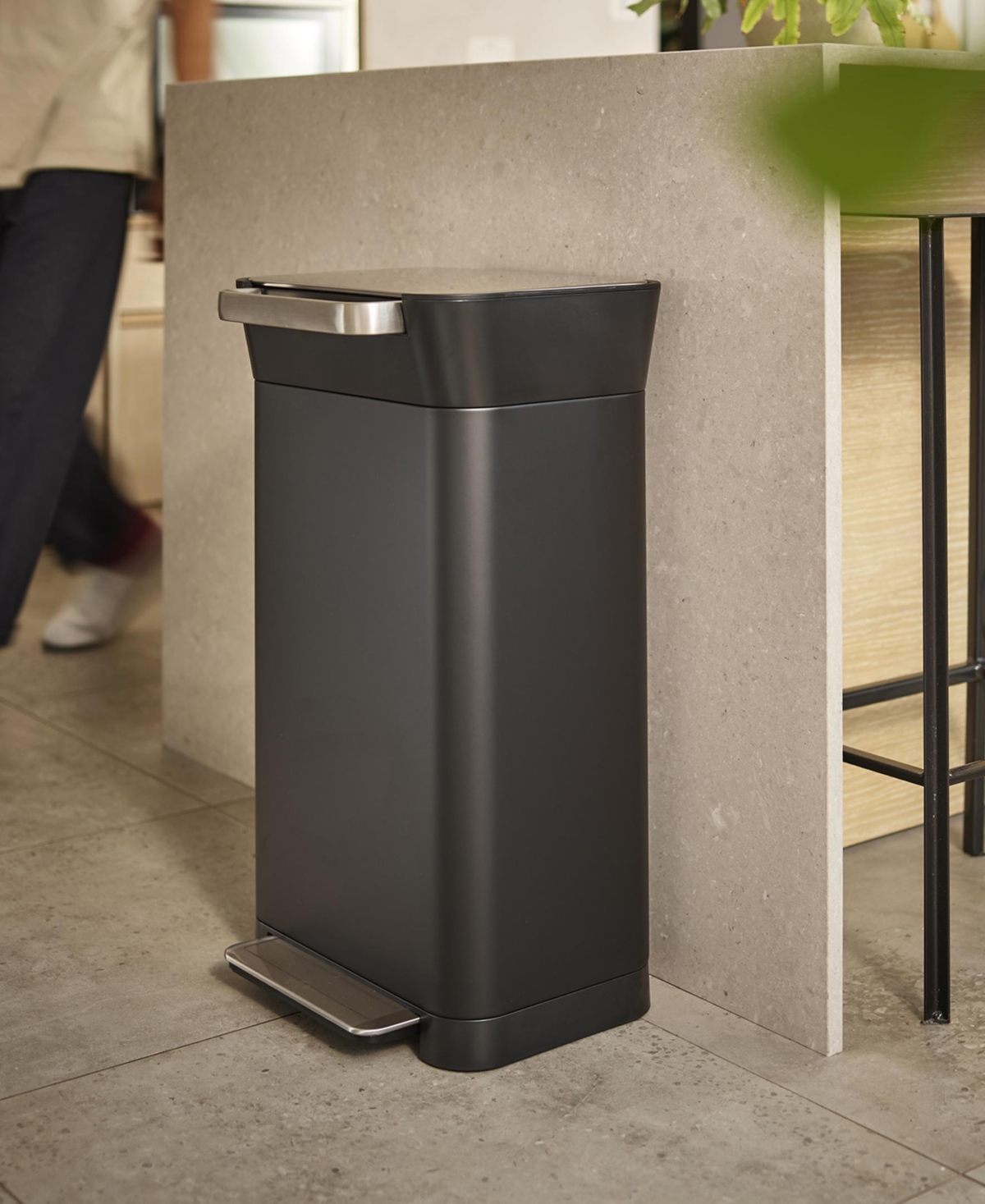 Joseph Joseph Titan 30-liter Trash Compactor In Black