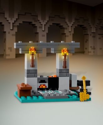 Minecraft the Armory Building Set and Minecraft Toy 21252, 203 Pieces