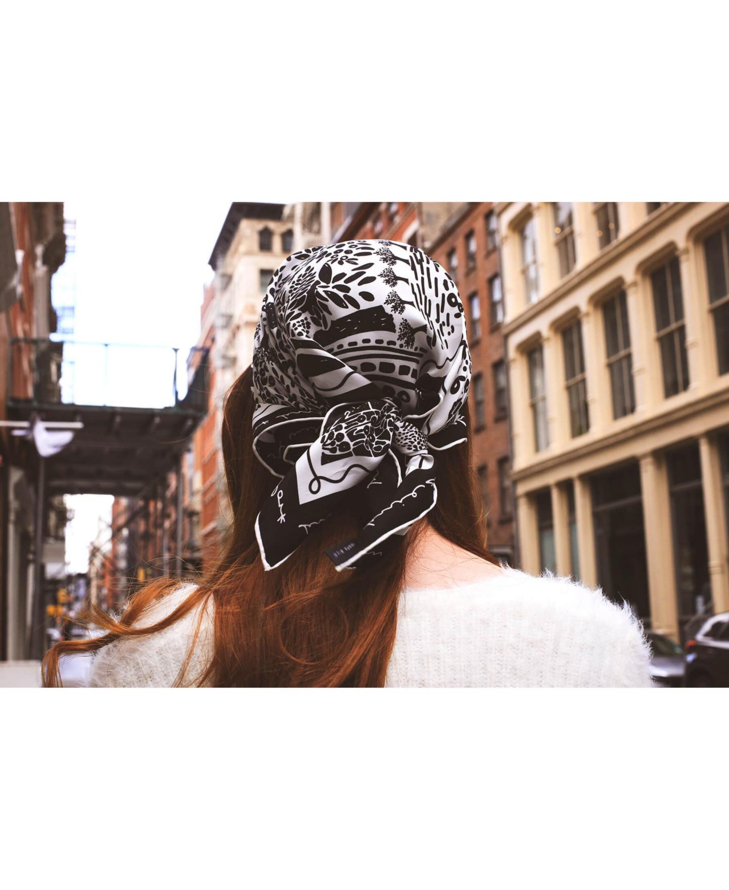 Женский шарф Jessie Zhao New York Double Sided Silk Scarf OF Black Garden, цвет: Чёрный / Белый — фото 3