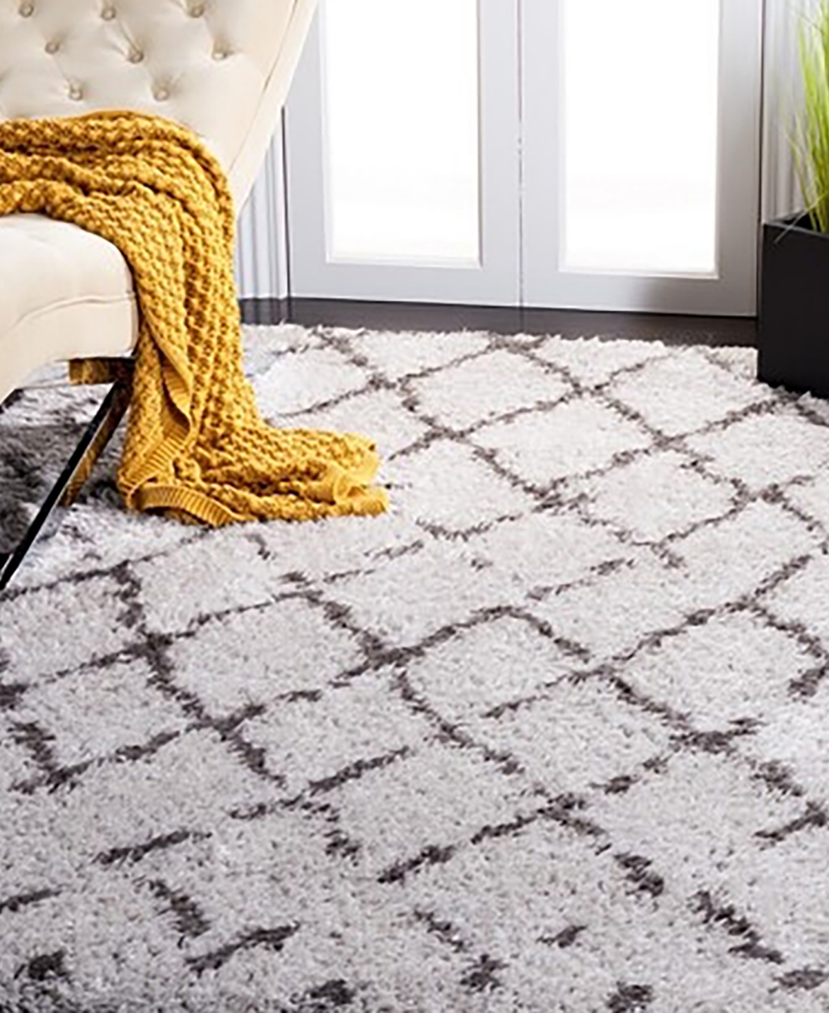 Safavieh Flokati FLK981and Charcoal 5'3