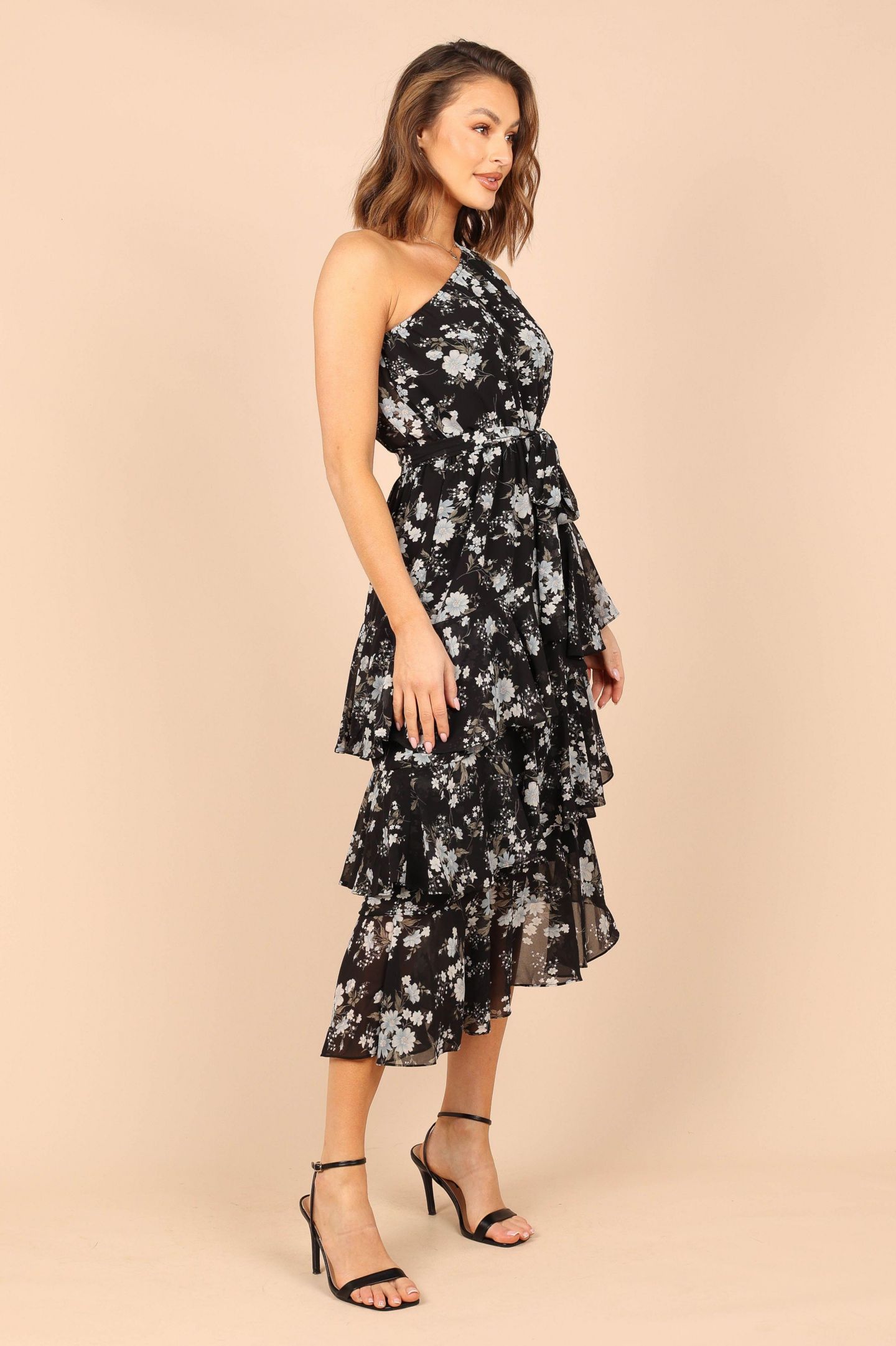 Женское платье Petal and Pup Brigette One Shoulder Tiered Midi, цвет: Чёрный с принтом — фото 12