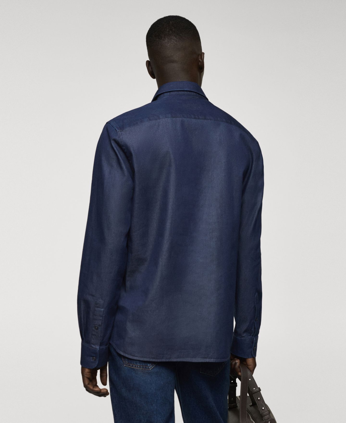 Мужская рубашка Mango Regular-Fit Cotton Chambray, цвет: Тёмный синий — фото 7