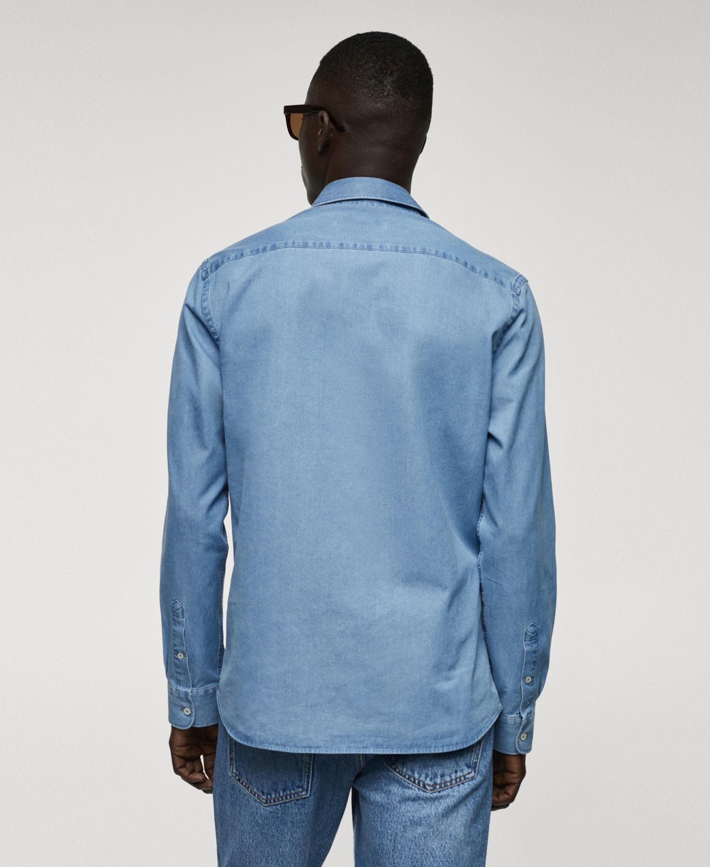Мужская рубашка Mango Regular-Fit Cotton Chambray, цвет: Тёмный синий — фото 12