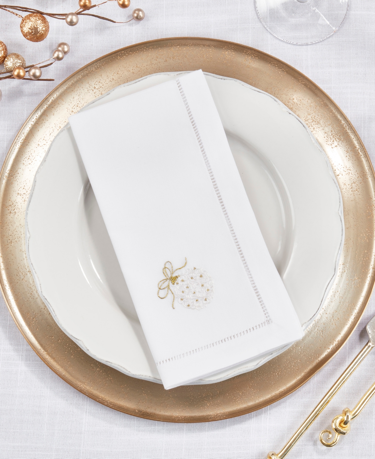 Saro Lifestyle Merry And Bright Ornament Embroidered Napkin Set Of 6, 20"x20" In White