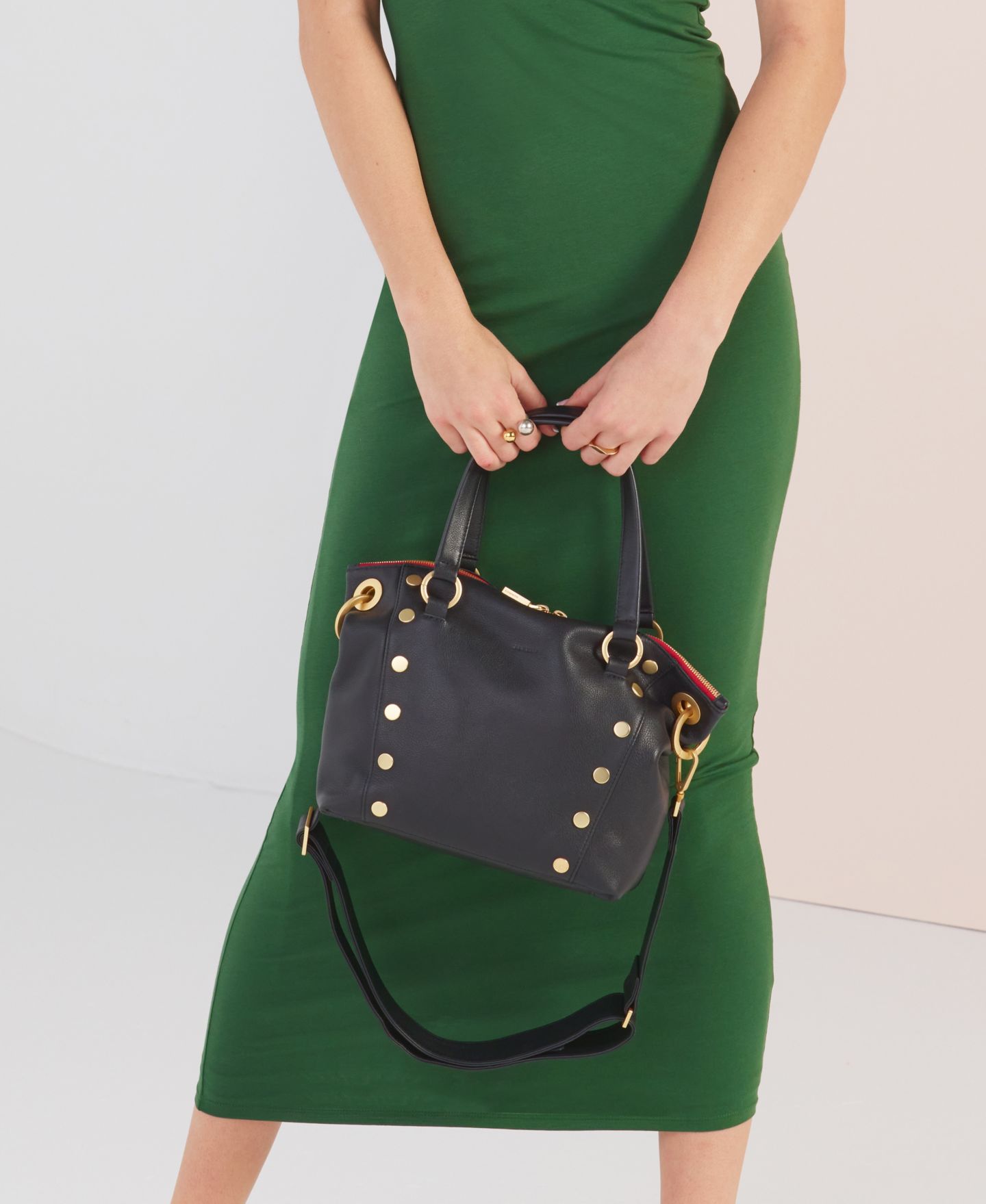 Женская сумка Hammitt Daniel Medium Leather Crossbody Satchel, цвет: Чёрный / Золотой красный — фото 5