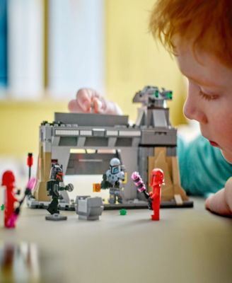 LEGO Star Wars Paz Vizsla and Moff Gideon Battle Mandalorian Building Toy Set 75386, 289 Pieces