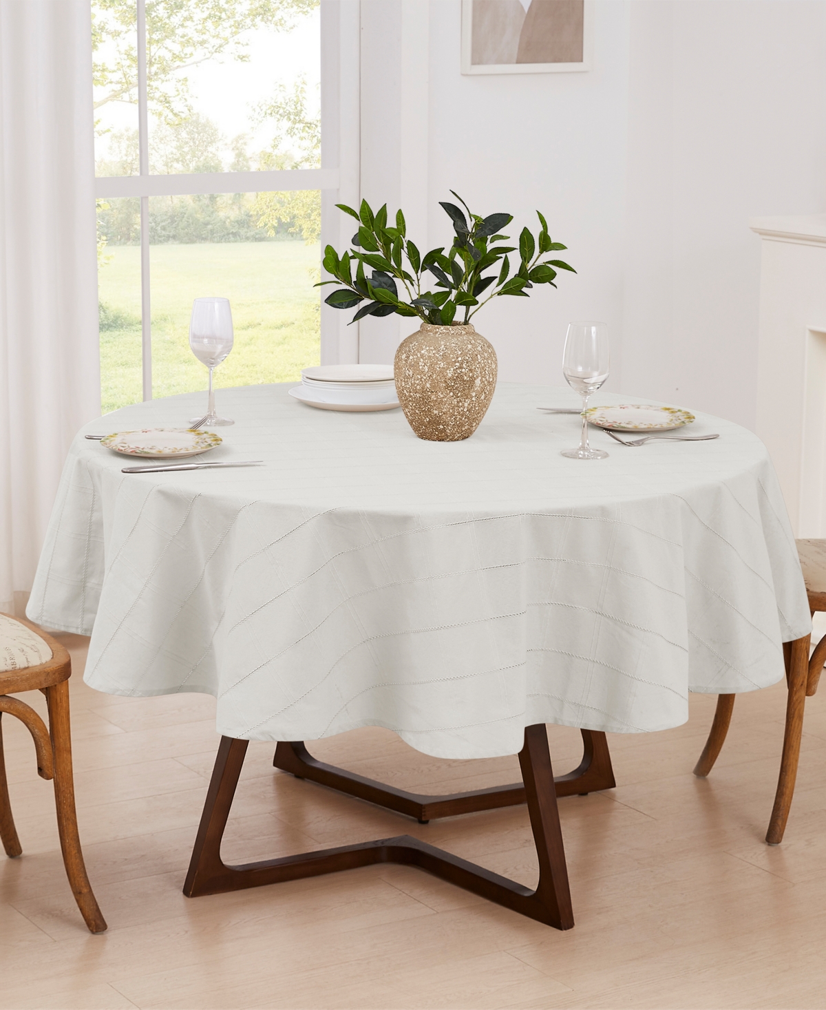 Izod Chadwick Tablecloth, 70" Round In White