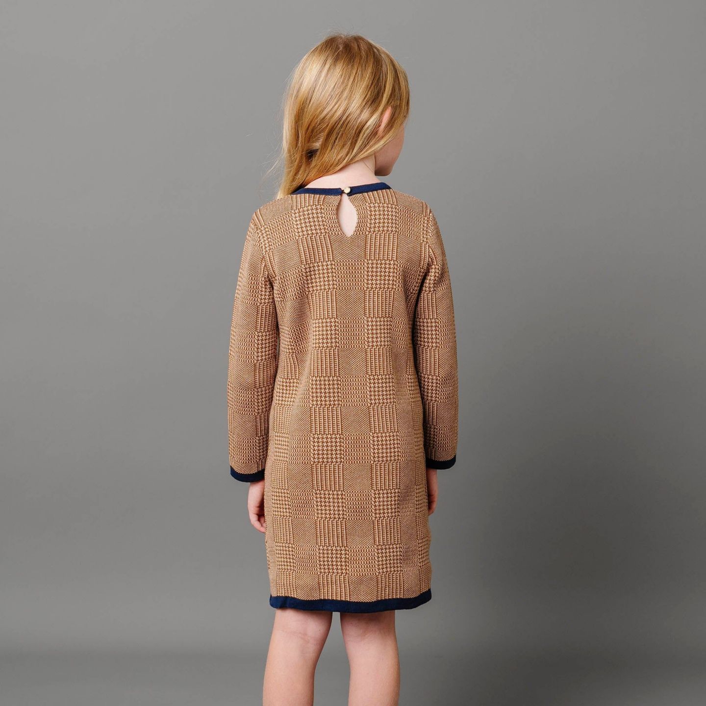 Платье Hope & Henry Long Sleeve Bow Detail Intarsia Sweater Dress для девочек-малышей, цвет: Коричневый клетчатый — фото 6