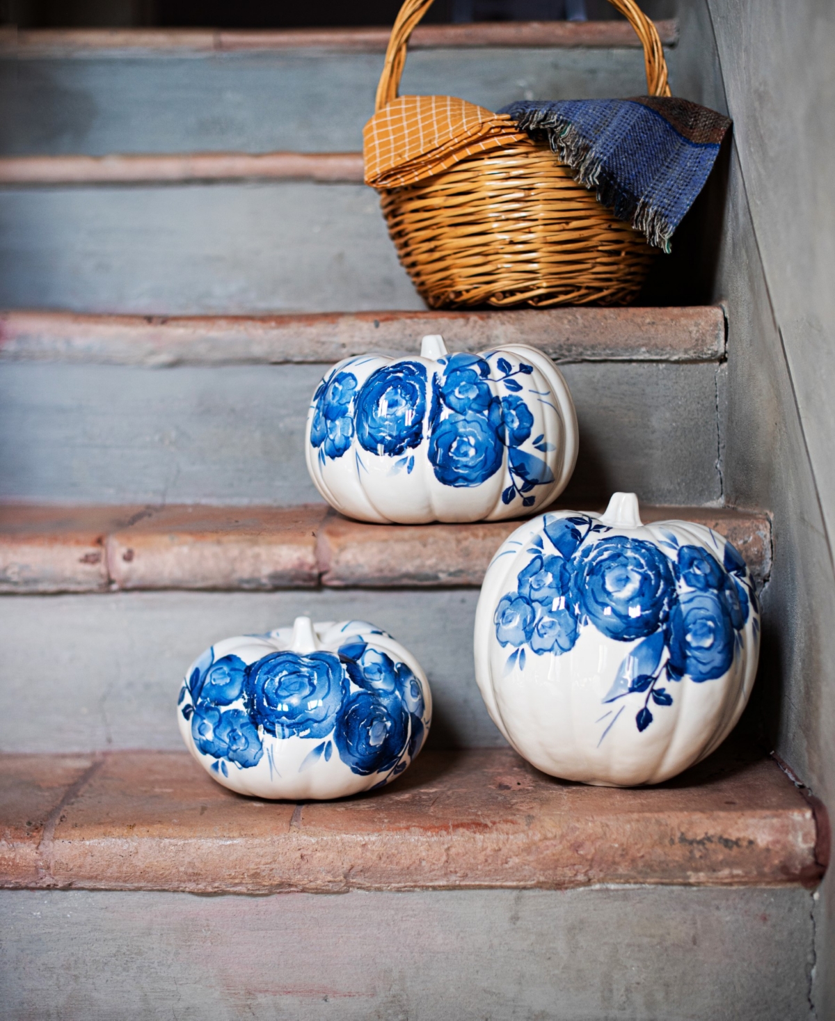 Vietri Camellia Medium Figural Pumpkin In Blue