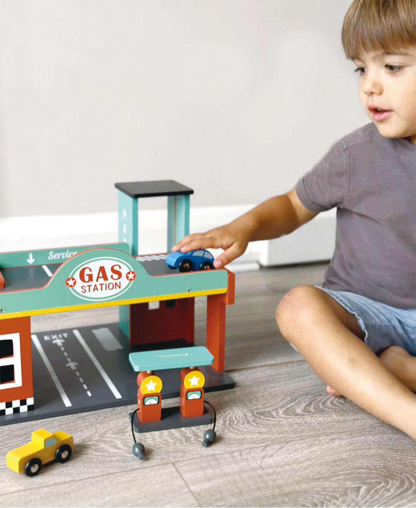 Детский игровой набор Mentari Toys Wooden Gas Station Playset with Car Lift, 7-Piece, Ages 3+ — фото 4