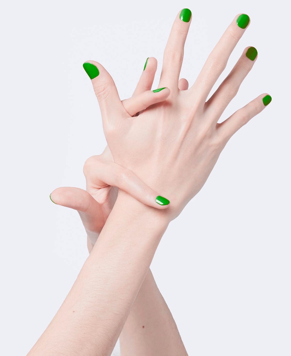 Shop Gucci Vernis A Ongles Glossy Nail Polish In 712 - Melinda Green