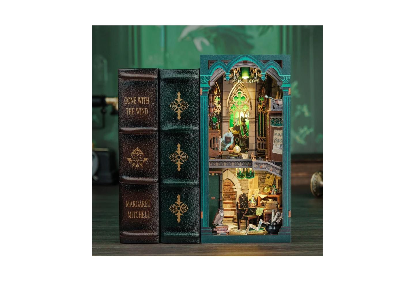 Детские куклы Cutebee Darkness Common Room DIY Book Nook Kit with LED Light, Premium Wood, Ages 14+, цвет: Зелёный — фото 1