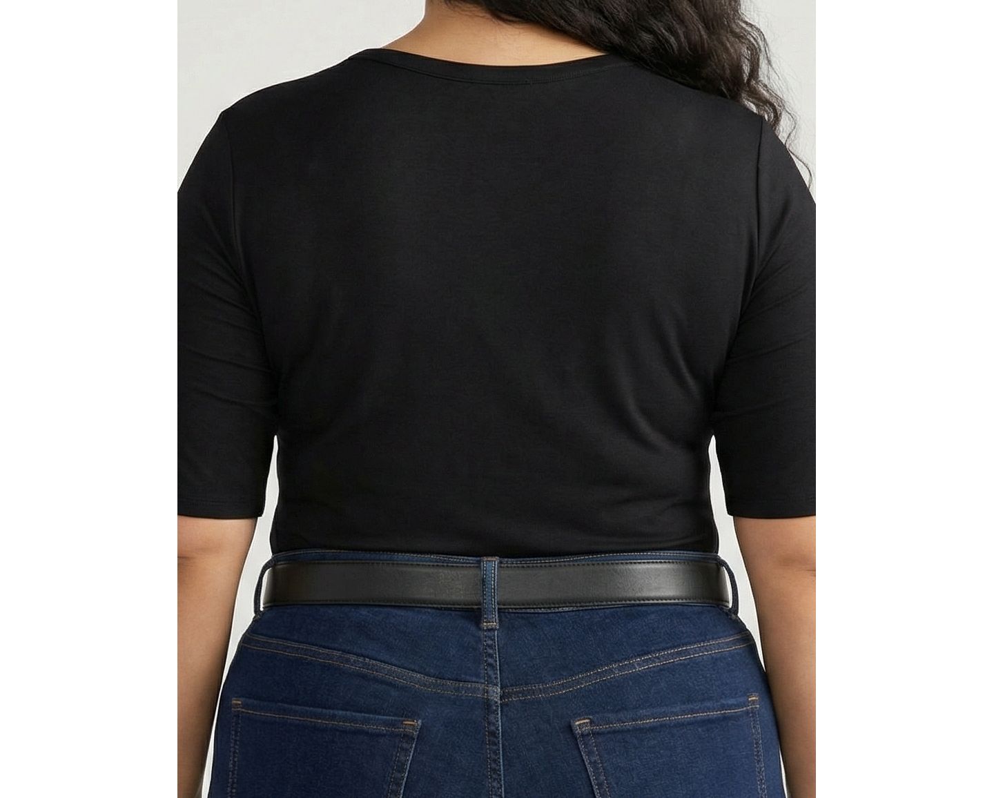 Женская футболка Universal Standard Plus Size Liquid Jersey V-Neck Stovepipe, цвет: Чёрный — фото 2