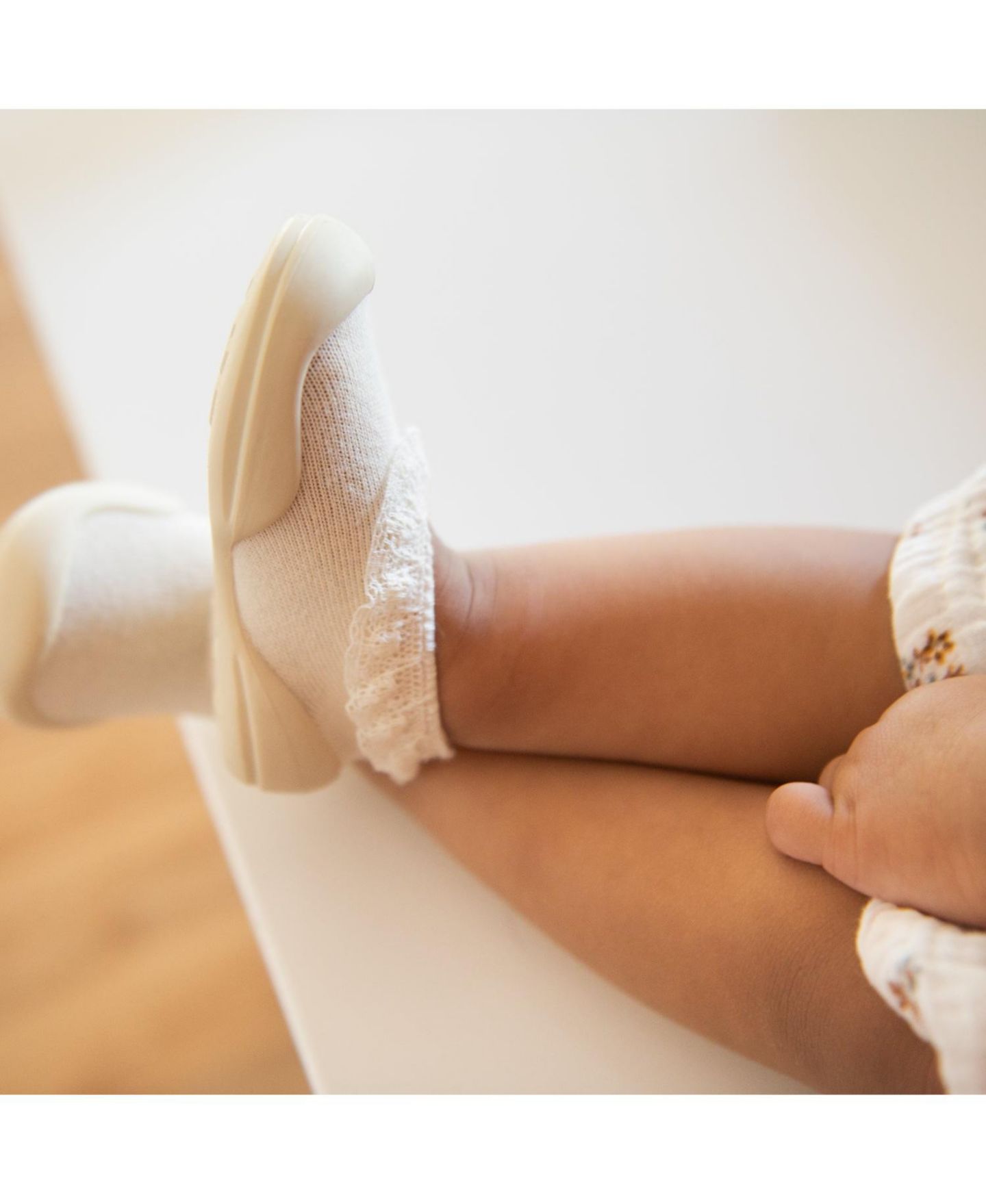 Обувь Komuello First Walk Sock Shoes Flat - Sweet Latte Lace для девочек-малышей, цвет: Светлый бежевый — фото 11